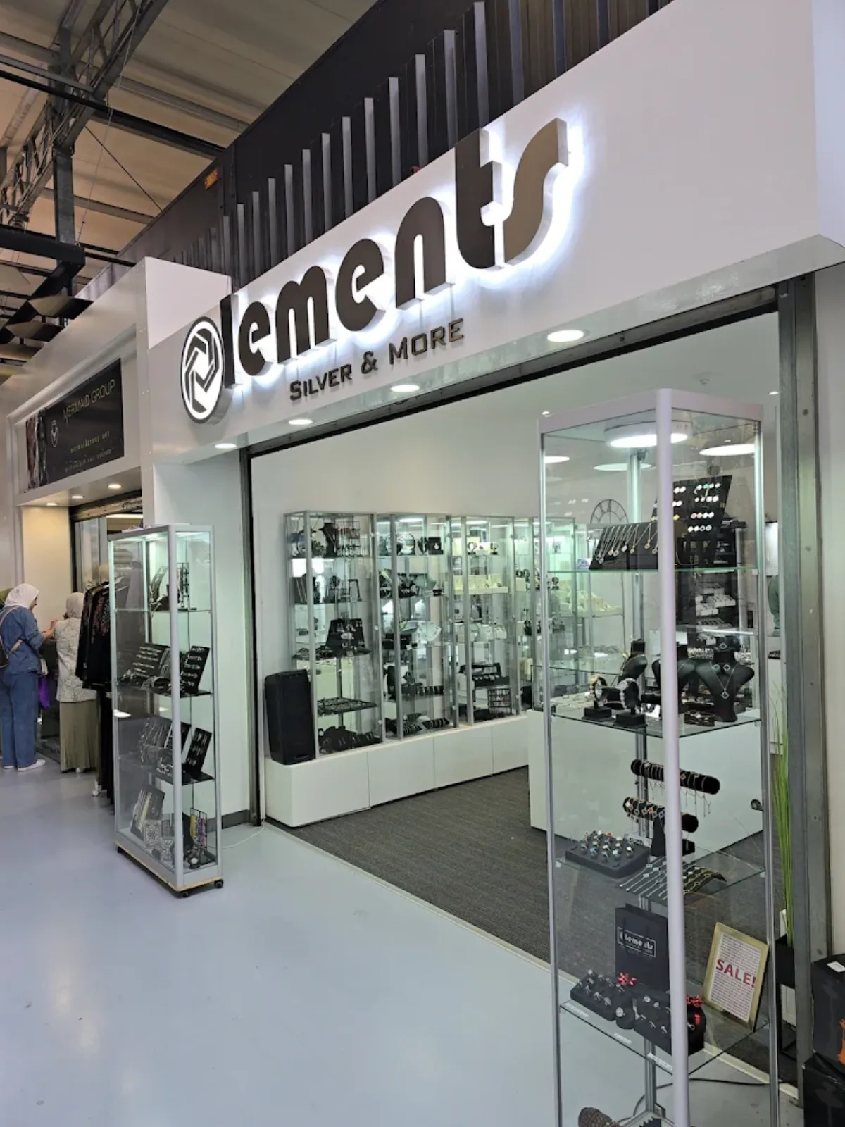 Elements Winkel Showroom - Beverwijk Bazaar Netherlands Elements Winkel showroom at Beverwijk Bazaar in the Netherlands featuring premium 925 sterling silver jewelry, watches, personalised gifts and engraving services