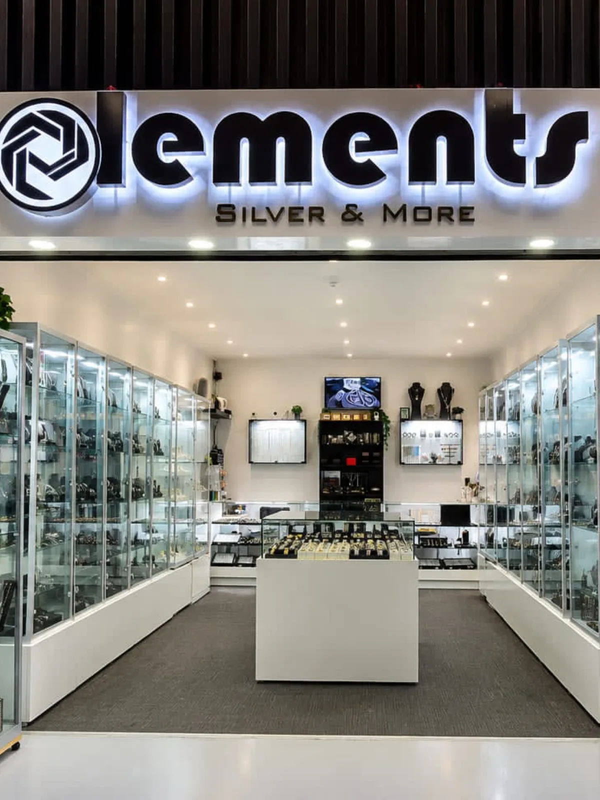 Personalised silver gifts and meaningful creations displayed inside Elementswinkel